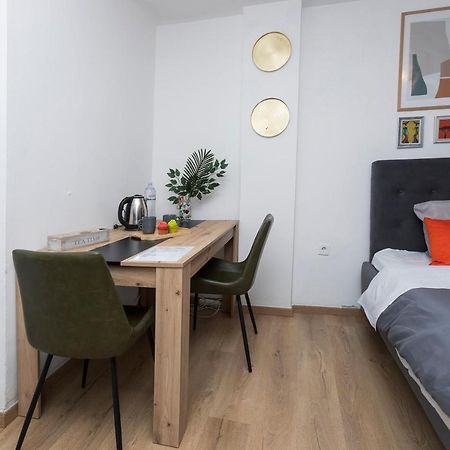 11 Steps' Lovely Studio In The Center Tirana Esterno foto